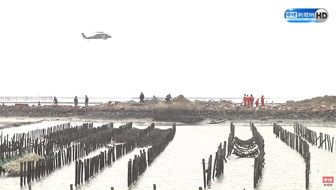 F-16V战机坠海，飞行员陈奕上尉仍失联，军方及相关单位持续全力搜救。（图／中时新闻网直播画面）