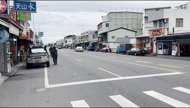 台南杨姓男子9日为躲警察拦查，在台东市中兴路3段危险驾驶，绕着其他车辆大迴转，网友直呼「难道是藤原拓海附身吗？」。（民眾提供／蔡旻妤台东传真）