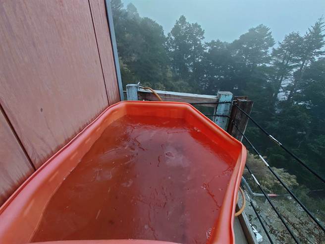 强烈冷空气袭台，全台各地都出现10度以下低温，而全台最冷的地方包括玉山北峰测出零下4.6度，排云山庄温度也是在零下4度，让排云山庄的蓄水桶都结冰。(玉管处提供／吴建辉南投传真)