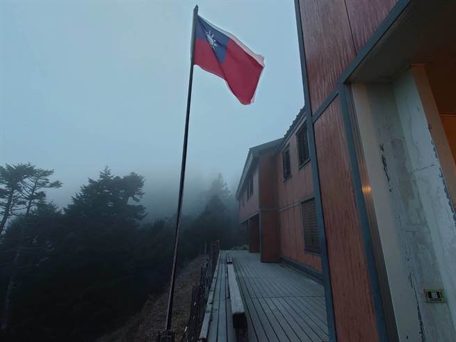 玉管处表示，主峰沿线步道还有残雪、路面结冰，因此建议山友要装备冰爪才能登顶。(玉管处提供／吴建辉南投传真)