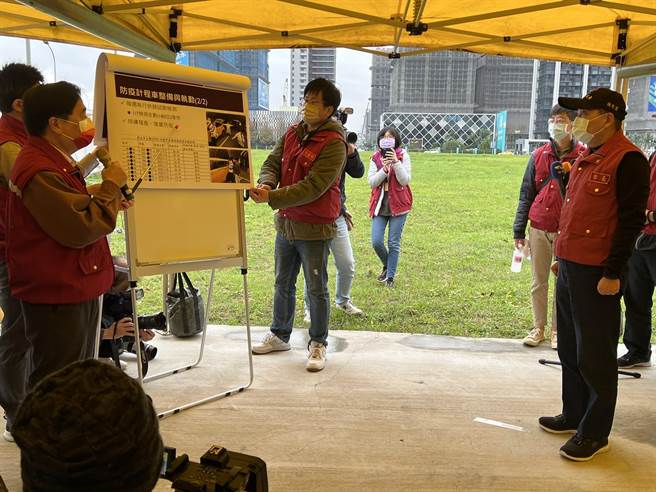 新北市長侯友宜上午視察防疫計程車、防疫大巴等整備狀況。（王揚傑攝）