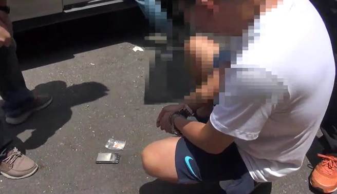 台中市刑大表示，罹癌末期的60歲洪姓男子，與61歲朱姓男通緝犯，2人因販毒遭警方蒐證逮捕。（台中市警察局提供／張妍溱台中傳真）