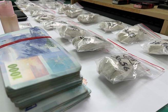 警方查扣安非他命190克、海洛因379克、現金36萬元等贓證物。（台中市警察局提供／張妍溱台中傳真）