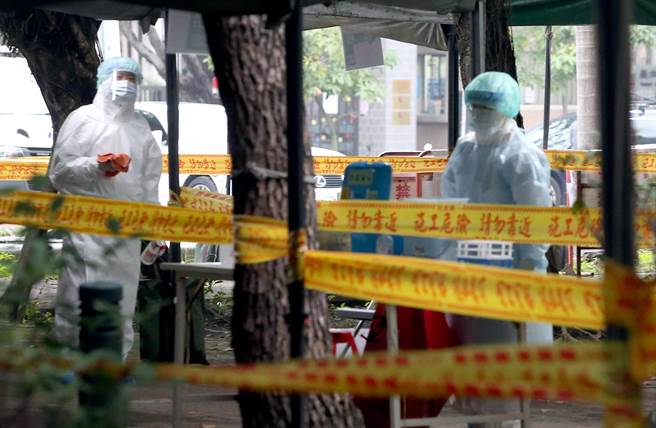台北市立聯合醫院中興院區傳院內感染，確診3人中分別為2名專責病房護理人員（案17570、案17571）及其中1人的男友（案17572），擴大篩檢88名接觸者後結果均為陰性。圖為中興院區外的採檢站。（資料照，趙雙傑攝）