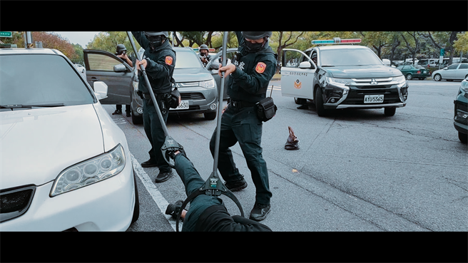 台中市政府警察局第四分局因应春节将至，日前举办111年重要节日工作安全维护金融机构防抢演练；警方当场逮捕现行犯，让歹徒插翅难飞。（警方提供）