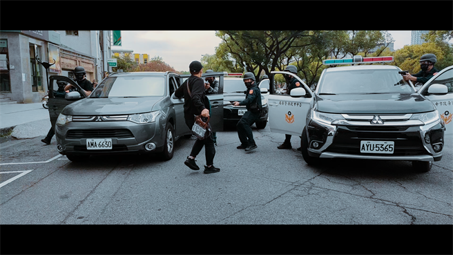 台中市政府警察局第四分局因应春节将至，日前举办111年重要节日工作安全维护金融机构防抢演练；警方当场逮捕现行犯，让歹徒插翅难飞。（警方提供）