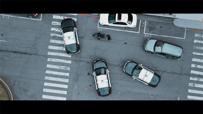 台中市政府警察局第四分局因应春节将至，日前举办111年重要节日工作安全维护金融机构防抢演练；警方当场逮捕现行犯，让歹徒插翅难飞。（警方提供）