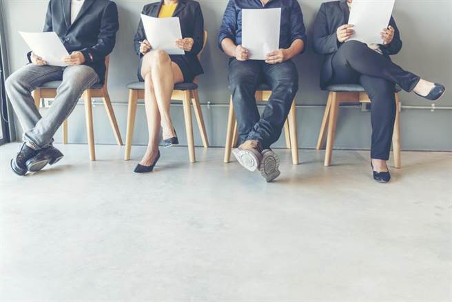 鋰電池廠擴產人力緊缺 獵頭顧問打百通電話上演搶人大戰。(示意圖/shutterstock)