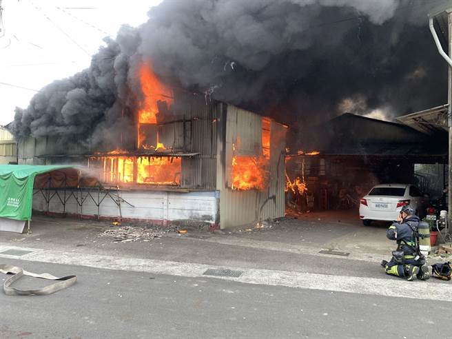 嘉義市2棟木造平房失火，火勢猛烈，消防人員搶救中。（讀者提供）