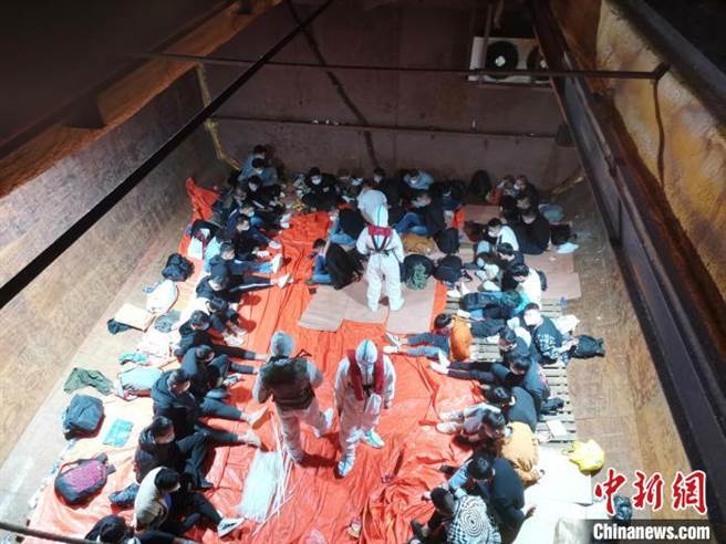 大陆集中打击妨害国(边)境管理犯罪专项工作一年来战果丰硕，查获非法出入境人员4.7万余人。（大陆国家移民管理局供图）