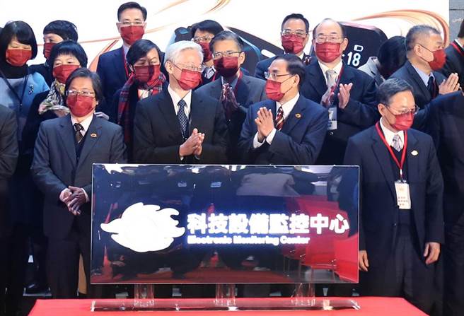 科技设备监控中心12日落成启用，检察总长江惠民（右起）、法务部长蔡清祥、司法院秘书长林辉煌及最高法院院长吴灿等人应邀出席揭牌仪式。（范扬光摄）
