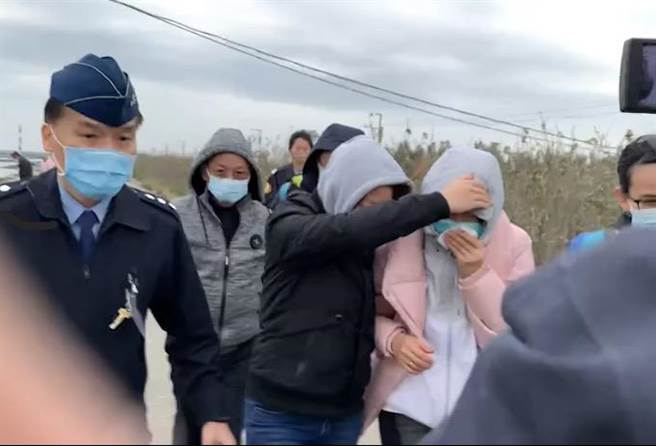 空军嘉义基地编号6650的F-16V战机，昨天下午在嘉义县东石外海的水溪靶场进行对地炸射训练时，坠海失事，飞行员陈奕的家属今天下午1点左右抵达失事现场。（吕妍庭摄）