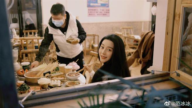 范冰冰回眸照绝美。（图／取材自范冰冰微博）