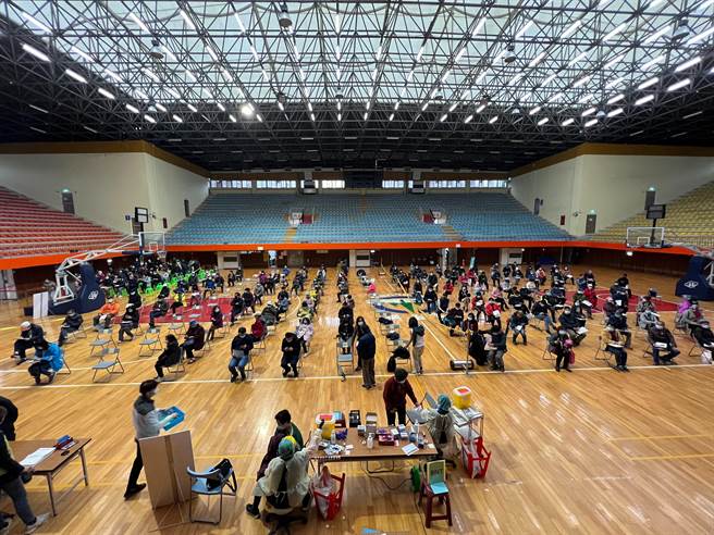 基隆市政府于市立体育馆开设大型接种站，提供市民免预约接种服务。（陈彩玲摄）
