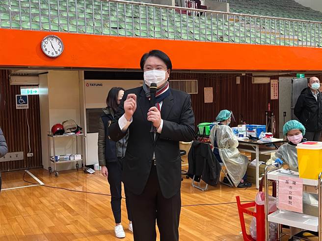 基隆市长林右昌发现许多65岁以上长者并未接收到集中造册方案后，赶紧在接种站拿起麦克风向民眾宣导。（陈彩玲摄）