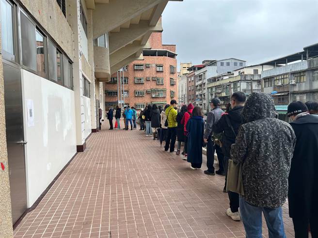 今天清晨5点多基隆市立体育馆出现排队人潮。（陈彩玲摄）