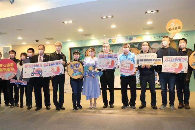 台中市副市长黄国荣（右5）12日亲自出席由台中市观光旅游局与台中市安心旅宿业者共同举办的「GO！享住台中」活动。图／台中市政府提供
