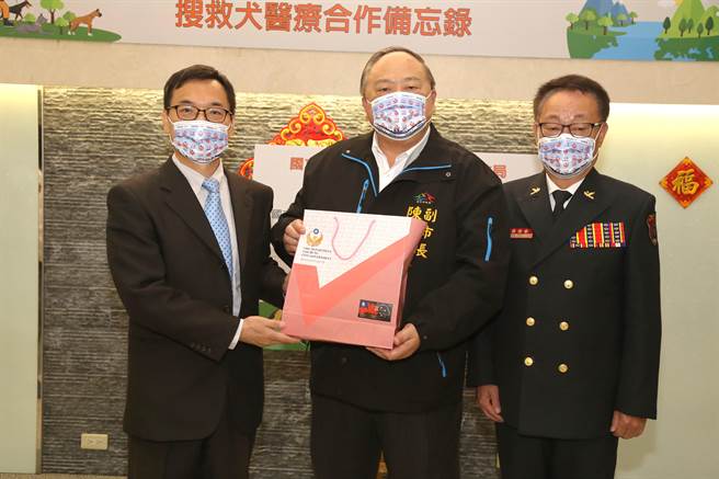 台中市政府与国立中兴大学12日上午于台中市消防局，签署随队兽医及犬只医疗合作备忘录（MOU），首创搜救犬专属兽医团队。（台中市政府提供／张妍溱台中传真）
