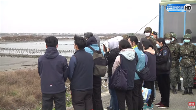 飞官陈奕家属在堤防边呼喊，希望陈奕能赶快回来。（图／中时新闻网直播画面）