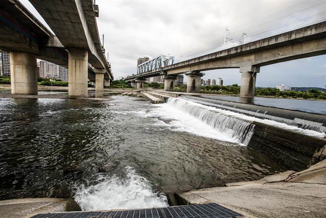 水公司三區處從頭前溪隆恩堰取水口到淨水廠，都有做長期監測，頭前溪水並被環保署評為全國第四名。（羅浚濱攝）