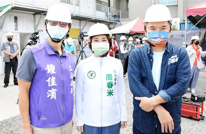 立委锺佳滨(左至右)、周春米及庄瑞雄有意争取民进党屏东县长提名，但近来党内互打严重，地方党部主委许展维呼吁要自制。(林和生摄)