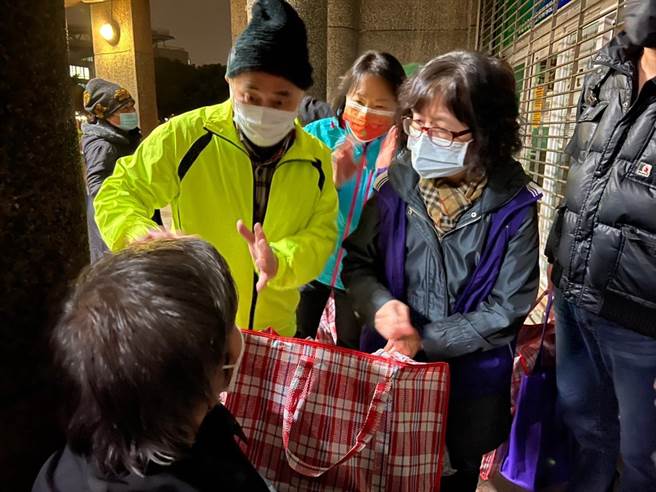 社会局副局长许秀能（右2）和新北志协资深志工余福隆（左1）等关怀新庄国民运动中心附近街友（戴上容摄）