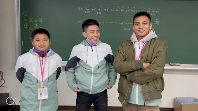 全国语文竞赛新竹县泰雅族语获得4项特优，泰雅族语朗读国小许恩平（左自右）、泰雅族语朗读国中许恩行、泰雅族语朗读高中白瀚。（新竹县政府提供／罗浚滨新竹传真）