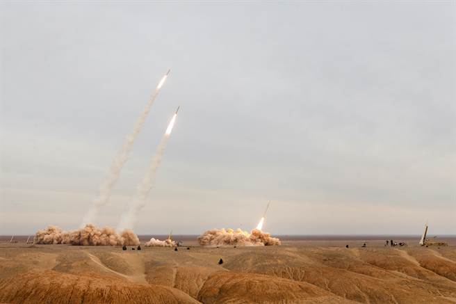 虽然海军想要推动现代化，但2021年却不见相关预算的编列。学者分析，这是因为伊朗将大部分资源挪至飞弹计画上。图为伊朗革命卫队在演习中试射飞弹。(图/路透社)