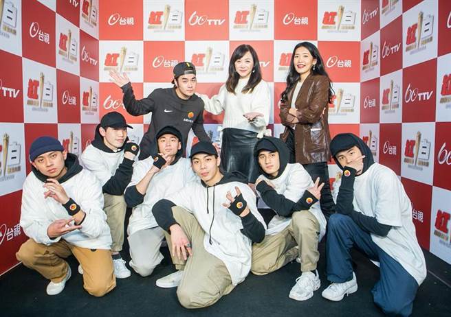 （台湾大鼓励勇敢追梦，霹雳舞选手孙振奋斗故事登上小巨蛋，台湾大体育家族喜迎新成员宣布桌球一姐郑怡静、小将郑朴璇加入。图／台湾大哥大提供）