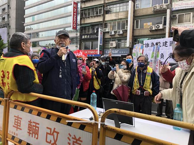 统派蓝天行动联盟今天下午到国民党中央党部前抗议。（赵婉淳摄）