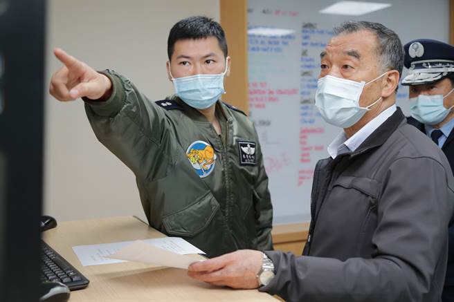 邱部長視導「0111專案」搜救進度，強調絕不放棄任何希望。(軍聞社提供)