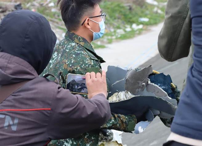 军方和渔民在距鳌鼓溼地外海堤防约2、300公尺远土堤捡到多块战机残骸。（吕妍庭摄）
