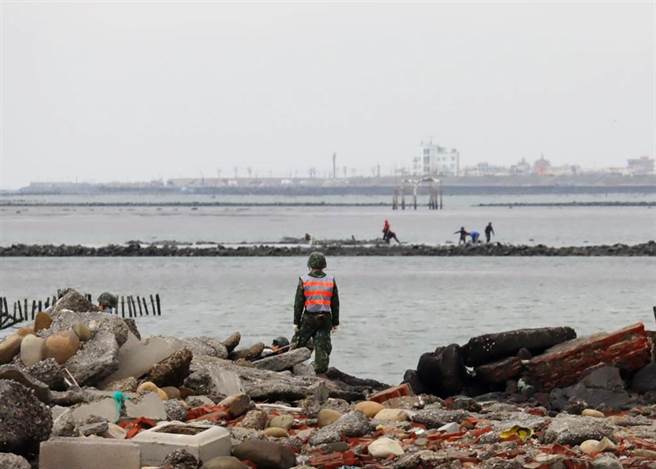 退潮后，搜救人员陆续在水溪靶场一带的浅滩和土堤发现飞机残骸散落。（吕妍庭摄）
