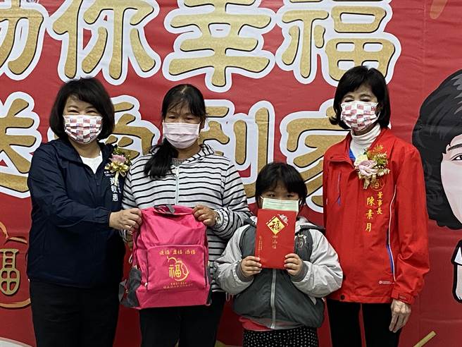 嘉義市長黃敏惠、福添福基金會董事長陳素月送紅包及福袋伴手禮給何小妹妹。（廖素慧攝）