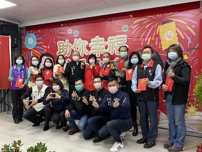 福添福基金會送紅包及福袋伴手禮給雲嘉地區弱勢團體及弱勢家庭。（廖素慧攝）