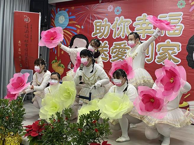 弱勢團體表演唱歌．跳舞，令人感動。（廖素慧攝）