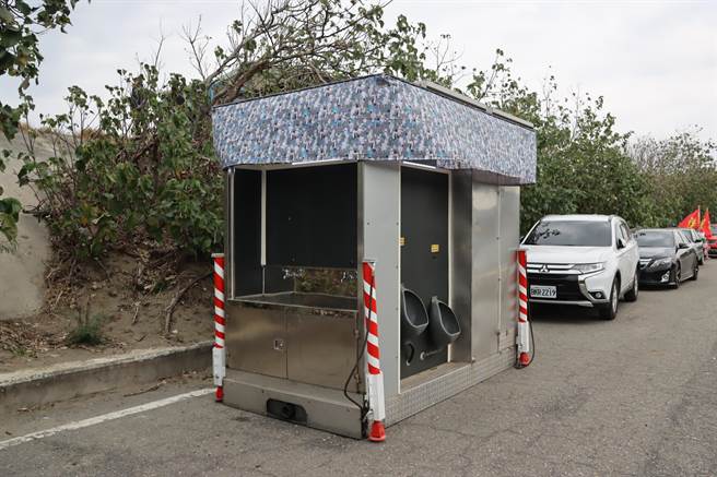 嘉義縣水上救生協會理事長呂文正今協調「阿翰師」運來一座環保行動廁所，貼心體恤在場參與救援的人員。（呂妍庭攝）