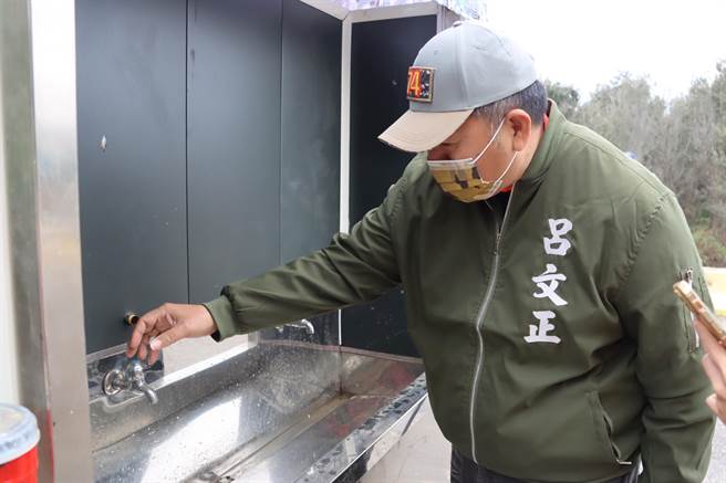 嘉義縣水上救生協會理事長呂文正指環保行動廁所不只有太陽能，水龍頭更採感應式，可有效節約用水。（呂妍庭攝）