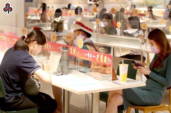 民眾關心是否重啟餐廳吃飯要有隔板、梅花座？陳時中表示，因為社區已經在收斂，暫不考慮。（本報系資料照）