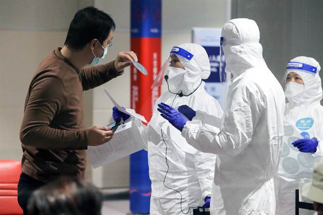 境外移入个案大量爆增，陈时中表示不会考虑停飞。图为民眾在机场等待採检的画面。（陈麒全摄）