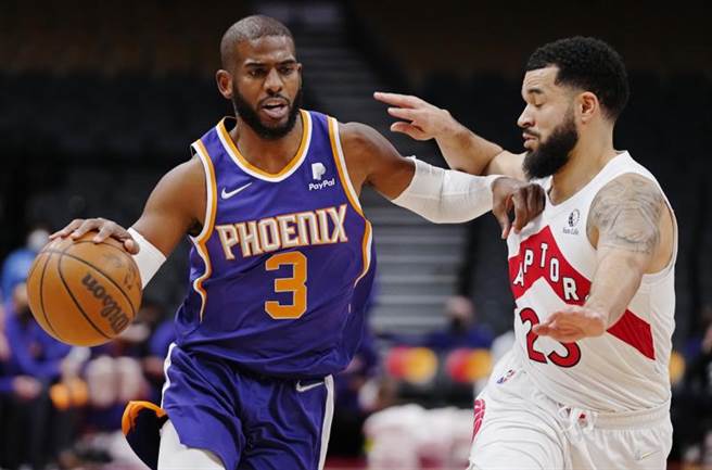 保羅與戴文布克聯手率領太陽逆轉擊敗暴龍，戰績超越勇士獨佔聯盟龍頭寶座。(美聯社)