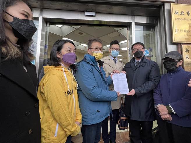 立委王婉谕、赖品妤陪同陈嘉纬父亲至金山区公所请求国家赔偿。（王扬杰摄）