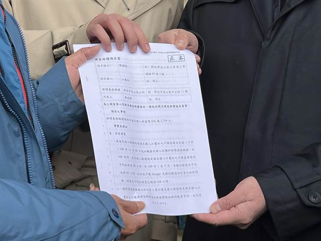 立委王婉谕、赖品妤陪同陈嘉纬父亲至金山区公所请求国家赔偿。（王扬杰摄）