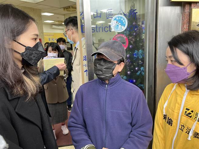 立委王婉谕、赖品妤陪同陈嘉纬父亲至金山区公所请求国家赔偿。（王扬杰摄）