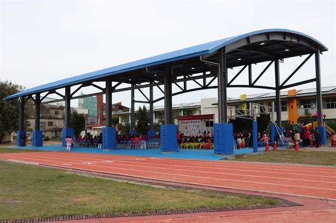山脚国小半户外球场外观以「大波浪」造型设计。（苗栗县政府提供／李京升苗栗传真）