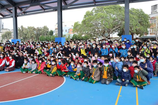 苗栗县苑里镇山脚国小户外球场落成启用，学生不用再日晒雨淋上体育课了。（苗栗县政府提供／李京升苗栗传真）