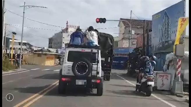 恒春半岛落山风强劲如颱风，风大时连机车骑士都会遭吹倒，不料近日竟有民眾看见3名游客坐在行进中的休旅车顶上。(翻摄画面／谢佳潾屏东传真)