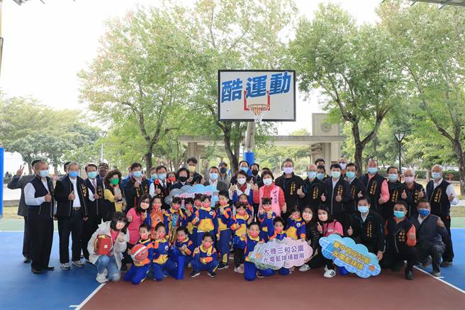 台中市運動局結合民間力量，興建三和公園光電風雨籃球場，1年發電量達33.6萬度。（王文吉攝）