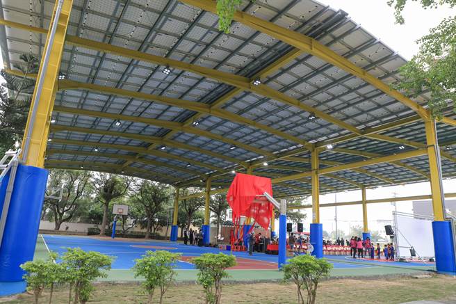 台中市大雅區三和公園風雨籃球場屋頂建置太陽能發電系統，1年發電量達33.6萬度。（王文吉攝）