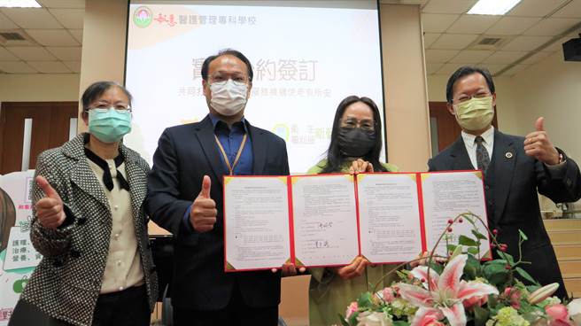 新营医院院长陈明智（左二）和敏惠医护管理专科学校校长叶至诚（右一）今天代表两方进行签约仪式。（张毓翎摄）